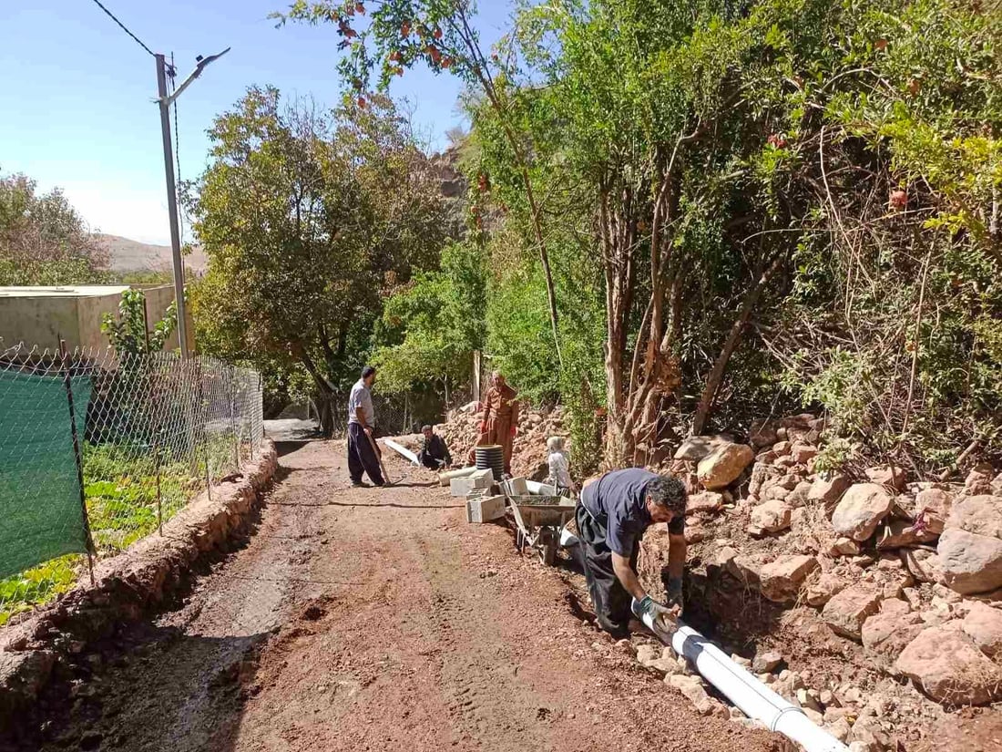 هاوڵاتیانى گوندى سه‌رگه‌ت لەسەر گیرفانی خۆیان رێگای گونده‌كه‌یان دروست ده‌كه‌ن