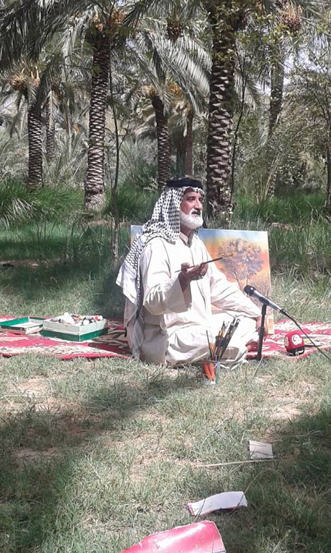 “بالدشداشة والعقال”.. ستيني بموهبة فطرية يُجسّد طبيعة الريف بلوحات عالمية