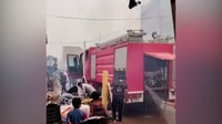 حريق في سوق حنون وكراج قرب مستشفى الصدر في النجف (فيديو)