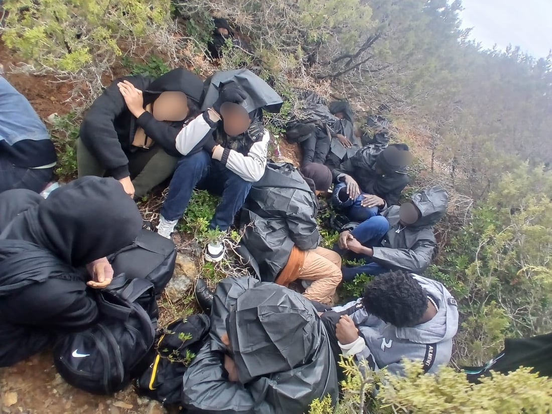 26 کۆچبەر لە دورگەیەکی دوورەدەستی یۆنان گیریان خواردووە