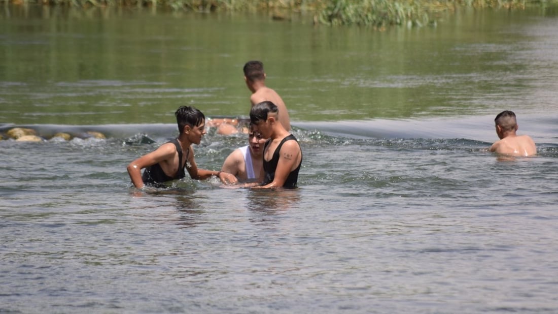 صور من نهار البغدادي: “رقّية” في الفرات و3 ساعات سباحة كافية لتجاوز الذروة