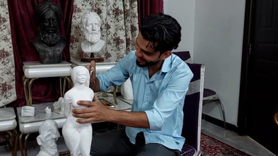 بدأ من أيام لجوء التسعينات في إيران والآن ينحت النبي إبراهيم بإتقان الناصرية