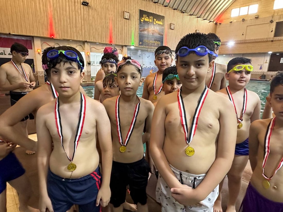 صور: 50 من أطفال الديوانية يحتفلون بإتقانهم السباحة.. “دولفين وكرول” وحركات أخرى