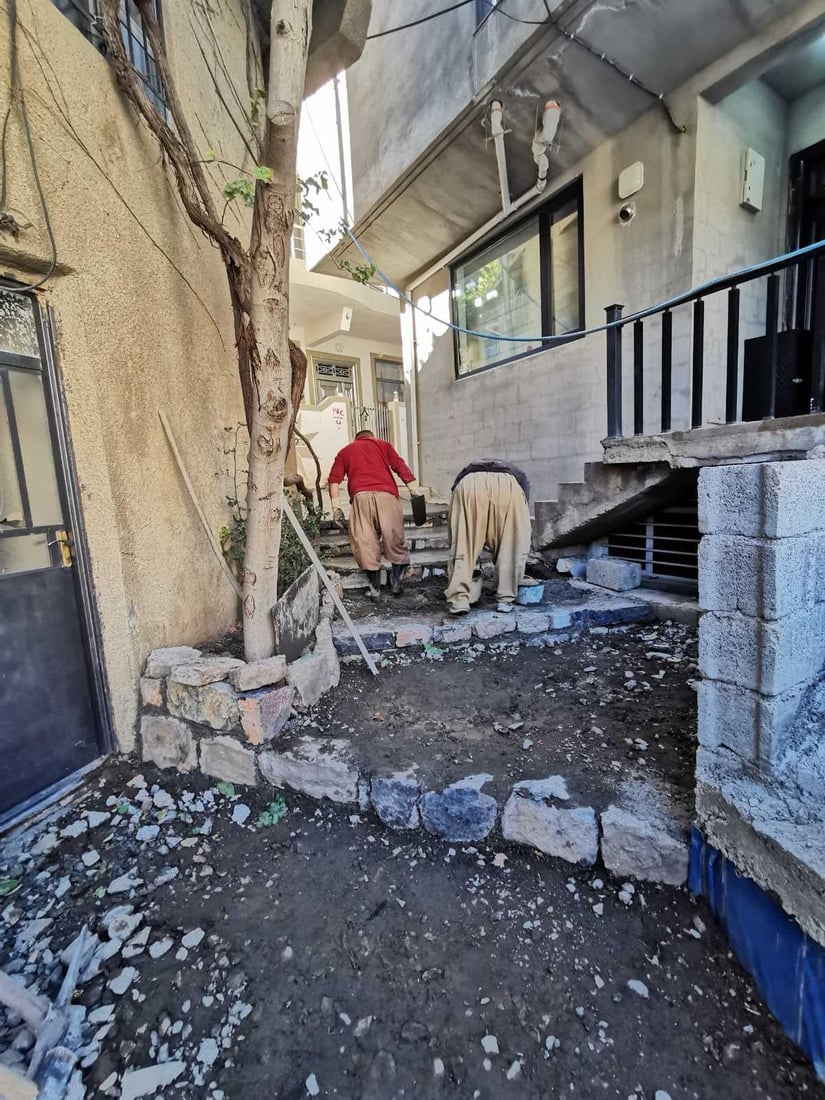 کارسازەکانی تەوێڵە بە بەرد هاتوچۆی کۆڵانەکان دروست دەکەن