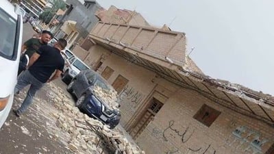 مالك الدار توقع الأمر وكتبه.. العاصفة تُسقط جدار منزل على سيارة في السماوة (صور)