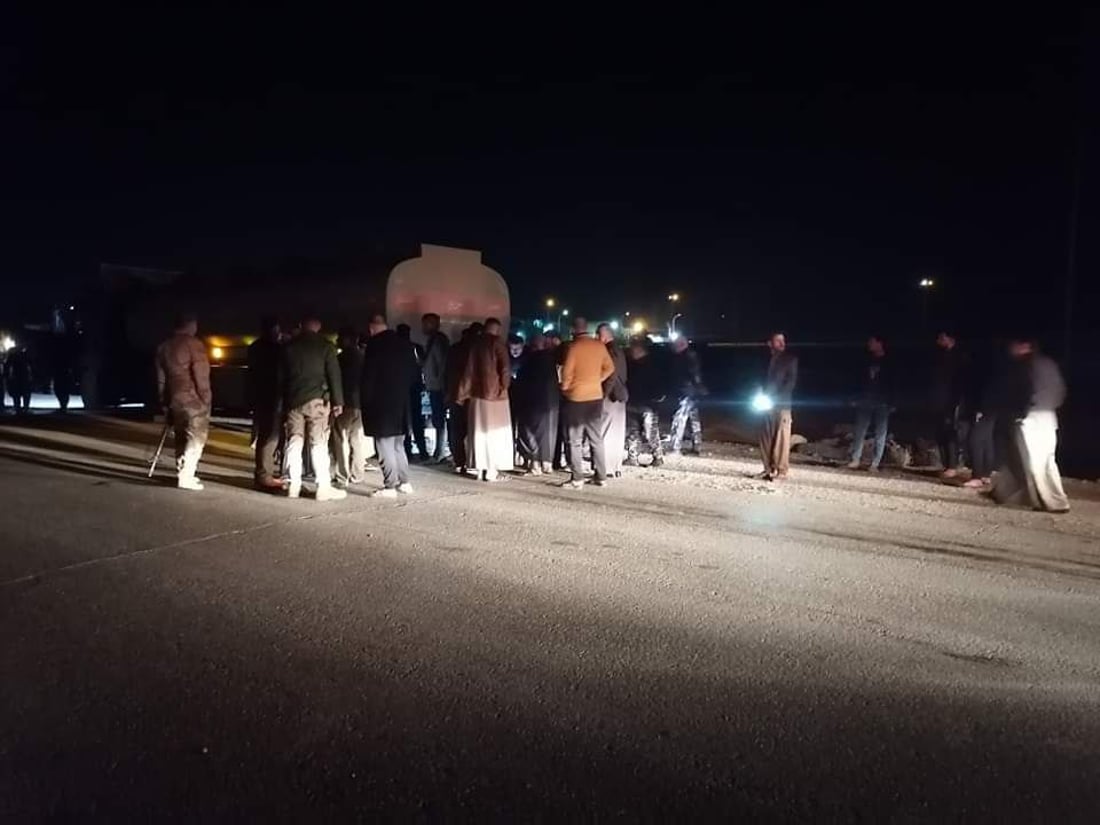 المارة يتجمعون حول موقع الحادث