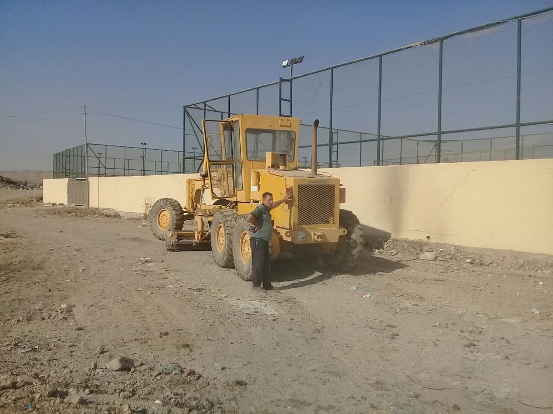 صور: بلدية آلتون كوبري تبحث عن “قلاب مجهول” قطع طريق الشاطئ والملاعب