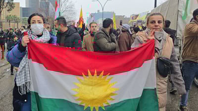 دایکێک و گەنجێک؛ نیشتیمان دایکی هەموومانە