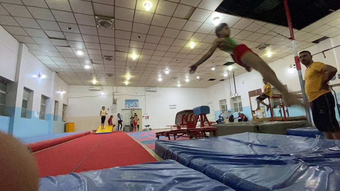 كابتن نوار يدرب أطفال البصرة لذهبية آسيا.. مرح وقساوة في قاعة الجمباز (فيديو)