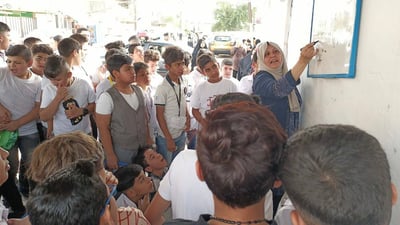 ما هذه الأم النبيلة.. فيديو مؤثر لـ”ست ثناء” تجهز طلبتها لامتحان الرياضيات تحت الجينكو