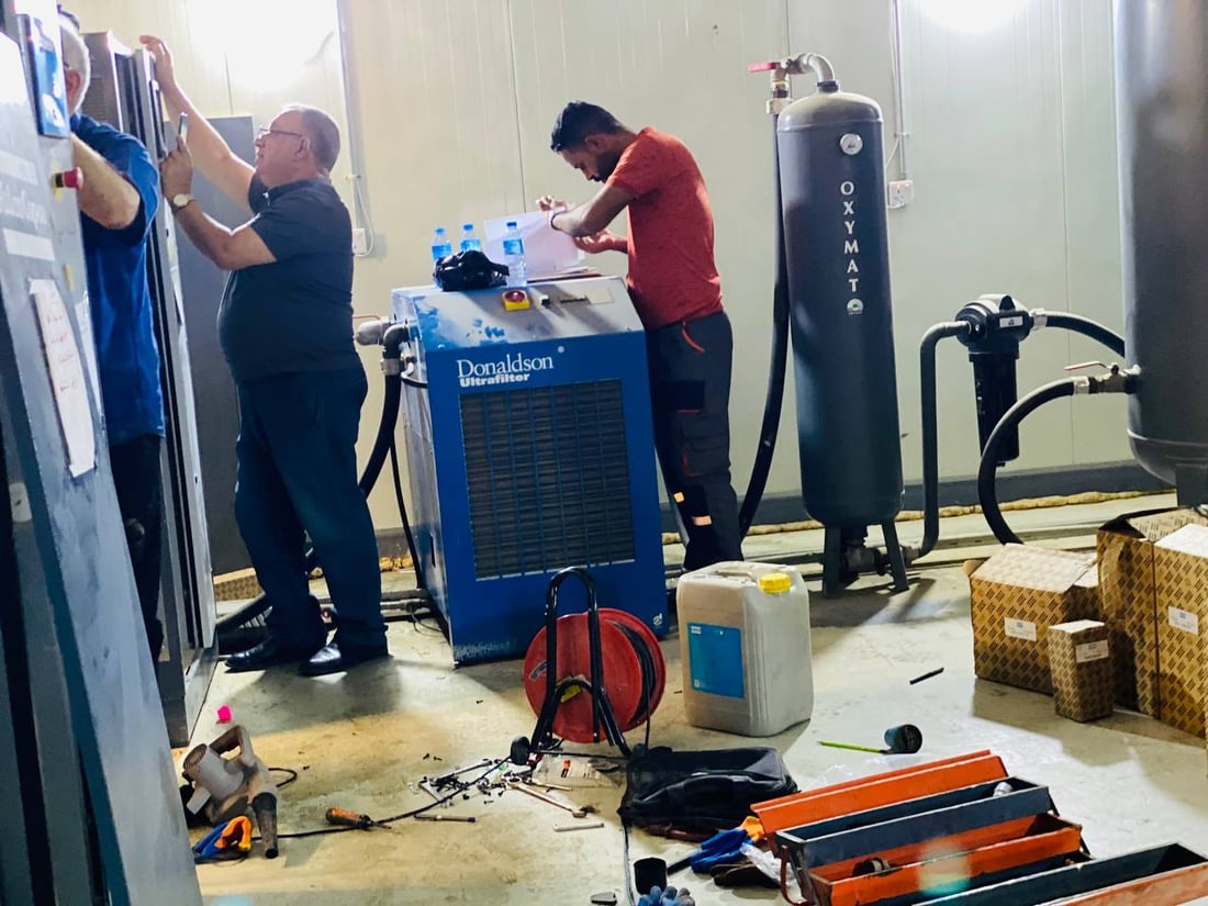 صور: الخبراء يحاولون إصلاح منظومة الأوكسجين في مستشفى القيارة