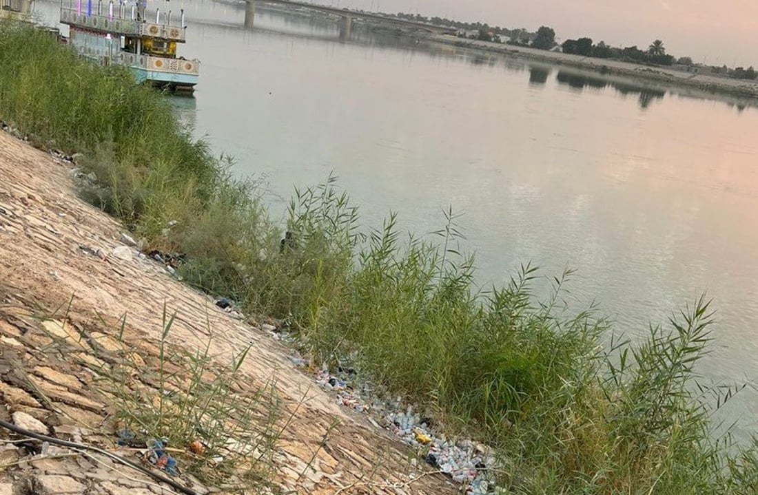 مخلفات الساهرين على ضفاف الفرات تشوّه كورنيش الفلوجة (صور)
