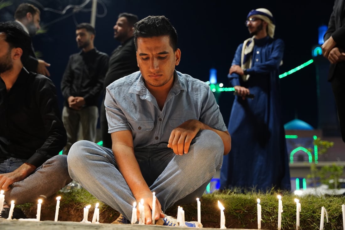 النجف توقد الشموع.. حزن وحداد على فاجعة الهارثة (صور)