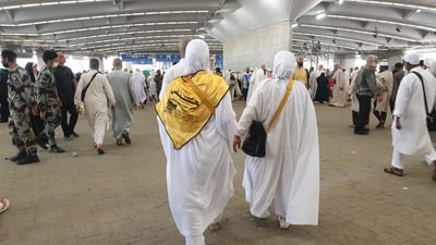 الحجاج العراقيون يتمون مناسكهم بعد رمي الجمرات.. بعثة الحج تعلن نجاح الخطة (صور)