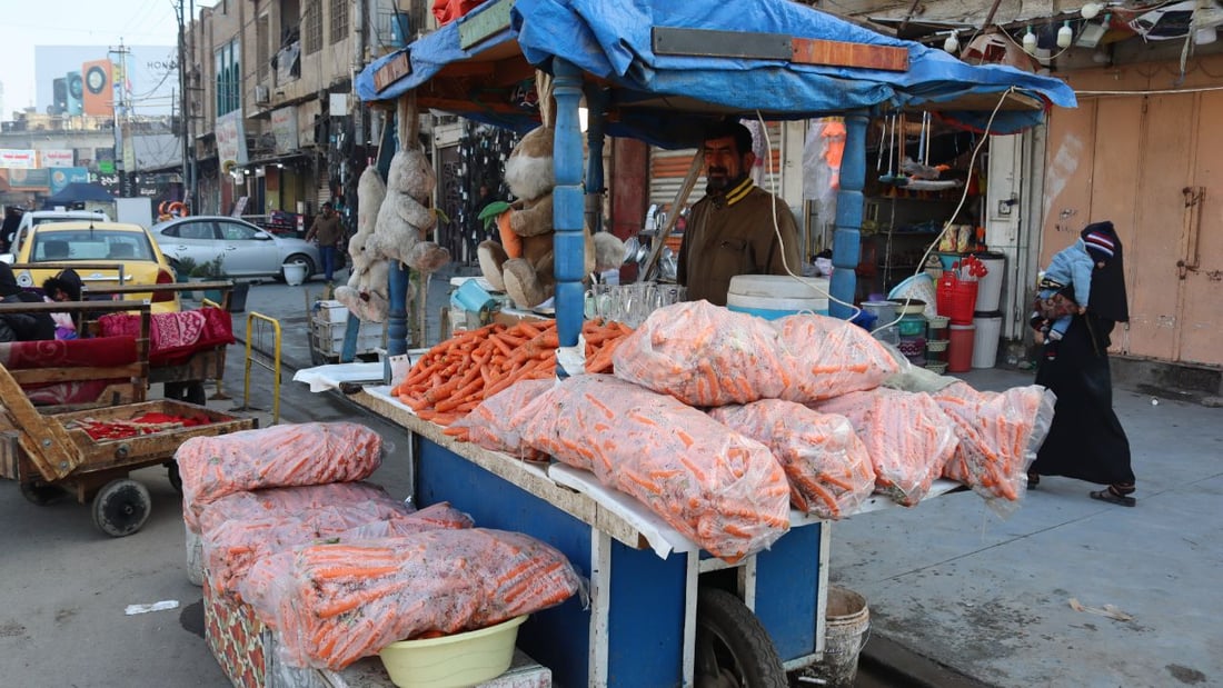 أبو حسين يعصر الجزر في الكاظمية ويشرح للزبائن فوائده: إنه يقوّي النظر