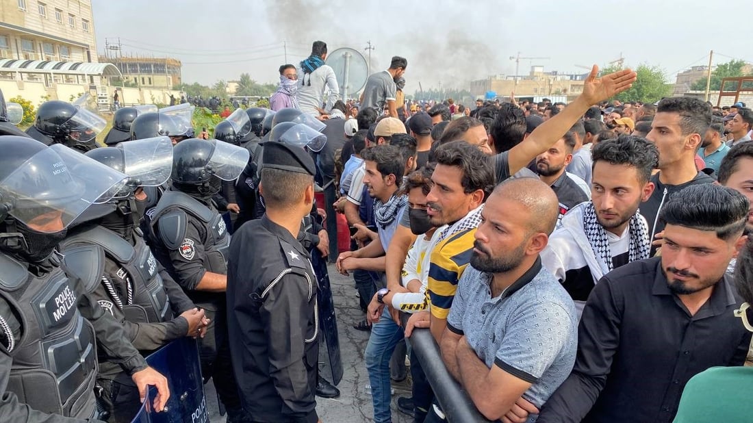 7 آلاف اسم سقطت سهواً.. تظاهرة للمحاضرين المجانيين تغلق تربية الديوانية (صور)