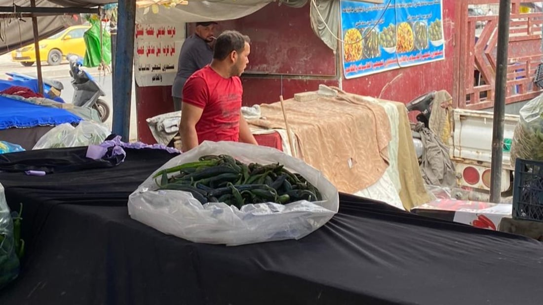 حي العامل: باعة سوق 84 يتعهدون بتنظيف الشارع الجديد مقابل عودتهم إلى “البسطات”