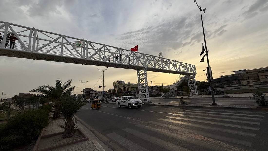 صور: أول جسر مشاة في شارع الفلاح بمدينة الصدر لتفادي حوادث السير