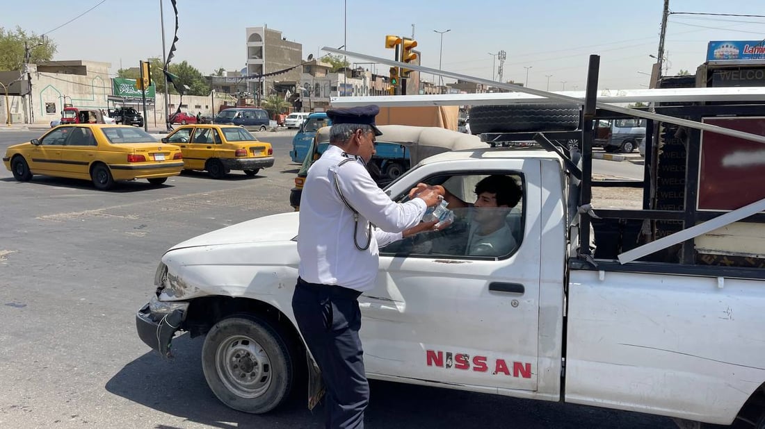صور من مدينة الصدر: رجال المرور تفرغوا لسقي العطاشى في تقاطع الحمام