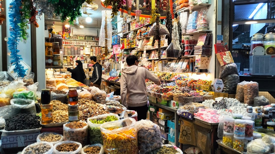صور: أسواق بغداد الجديدة تستعد لإحياء “ليلة زكريا”.. على أمل الرزق والذريّة