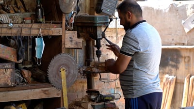تصنع الكاروك والطبر والحجلة في الدجيل منذ 130 عاماً.. فيديو من ورشة حيدر النجار