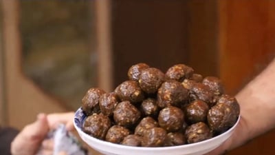 صور: شتاء جلولاء يجمع العوائل حول هاون المدكوكة.. والزهدي مادتها المفضلة