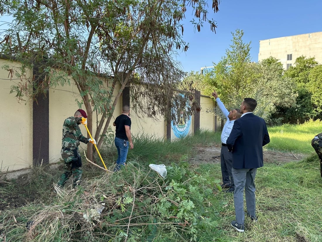 صباح نشيط في مكتب الوزير.. الموظفون زيّنوا حديقة التجارة بالشتلات والورود (صور)