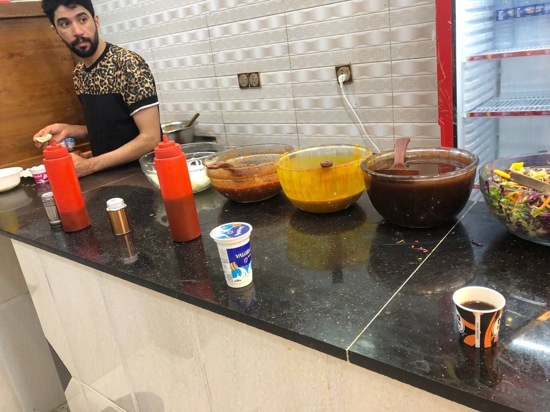 ربيعة: فلافل “زهرة المدائن” تعمل بنظام “الشفتين”.. الخلطة السرية تجذب الزبائن