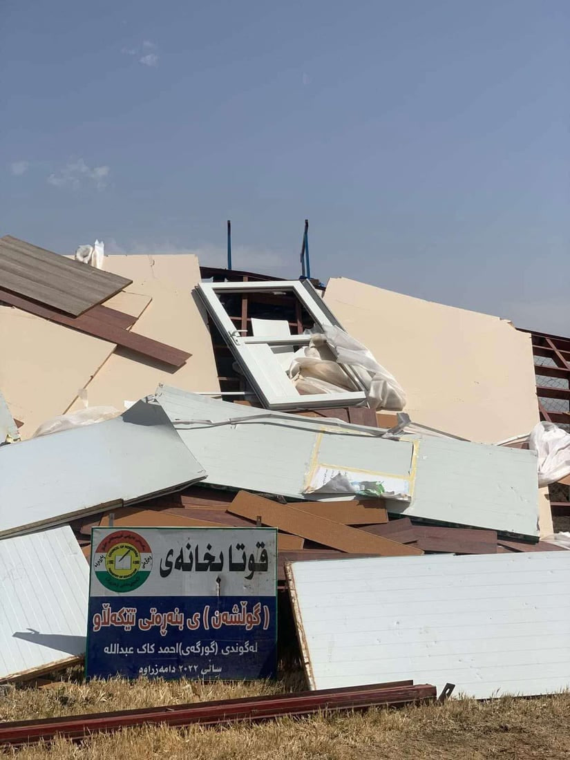 العواصف تقتلع مدرسة كرفانية في چمچمال وتترك تلاميذها بلا مقاعد منذ يومين