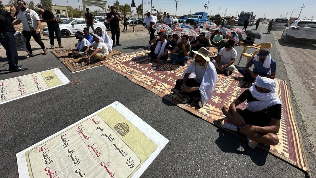 قطع طريق كلار – بغداد.. خريجو جامعة كلار يواصلون احتجاجهم (صور)