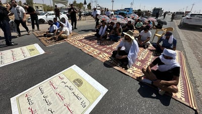 قطع طريق كلار – بغداد.. خريجو جامعة كلار يواصلون احتجاجهم (صور)