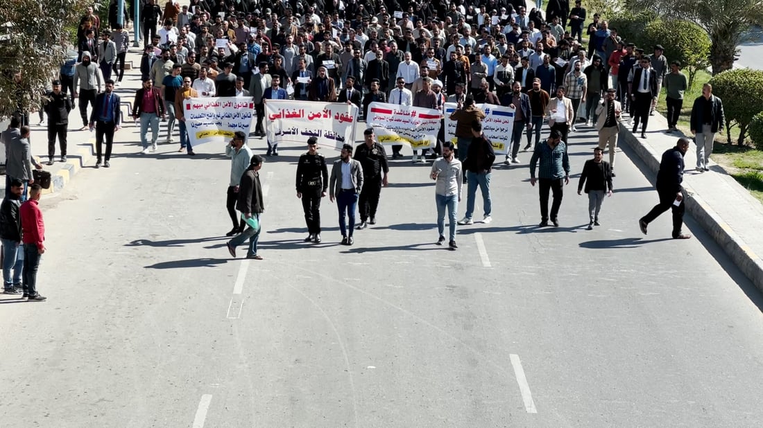 تظاهرة حاشدة للمتعاقدين على قانون الأمن الغذائي في النجف.. حُرمنا من التعيين (صور)