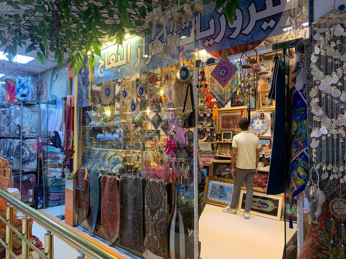 منمنمات وجلسات عربية.. “فيروزيات” تكسر رتابة سوق الكوت بالأنتيك اليدوي (صور)