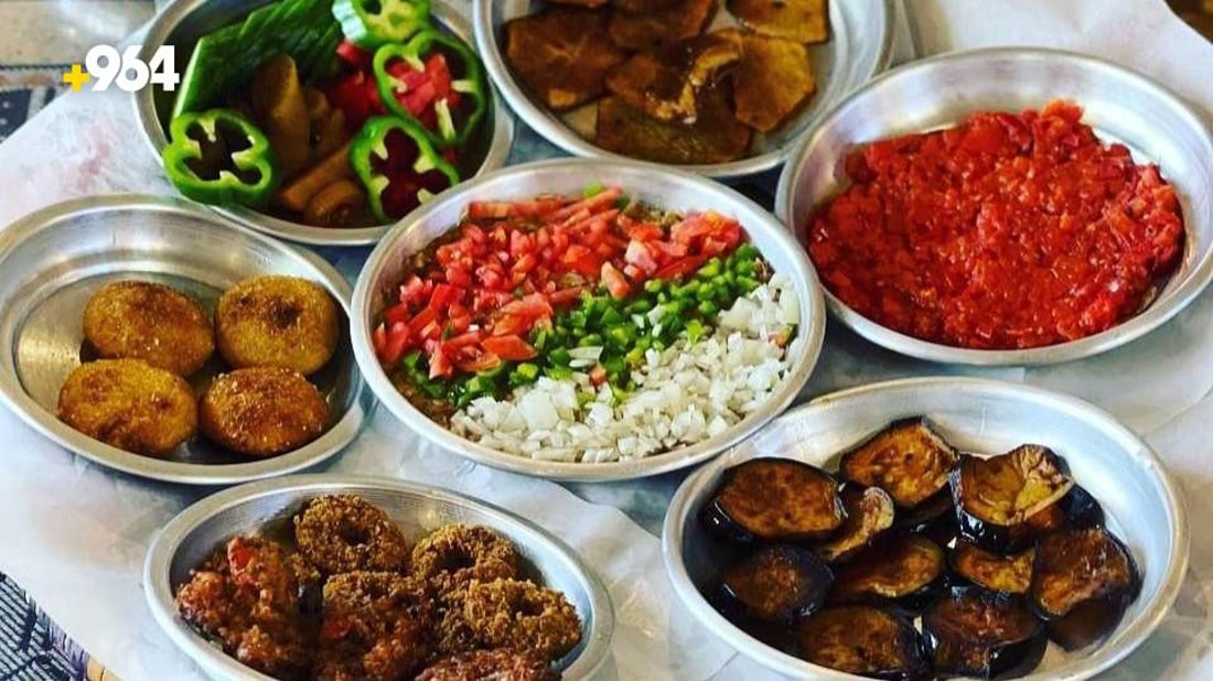 صور: مطعم في بعقوبة يلمس ذكريات العراقيين بـ “صينية بيت” وعلى السطح!