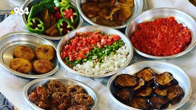 صور: مطعم في بعقوبة يلمس ذكريات العراقيين بـ “صينية بيت” وعلى السطح!
