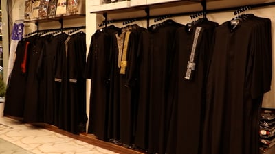 الأجود سعودية وإماراتية.. سوق رؤوف لا يبيع سوى الدشاديش السوداء في محرم (فيديو)