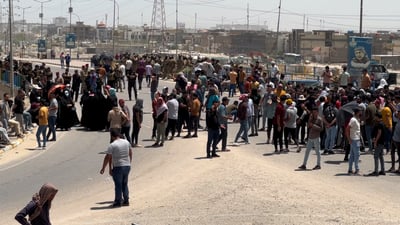 فيديو: محاضرو الديوانية يغلقون الطرق بين 4 مدن مطالبين بتحويلهم إلى عقود