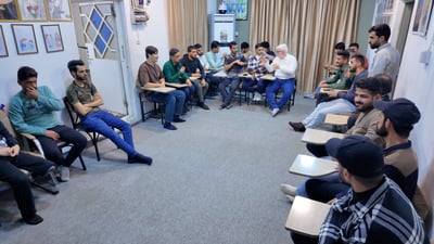 يعلمهم القراءة والعقائد.. “نسينا الصم” وتذكرهم حسام الموسوي