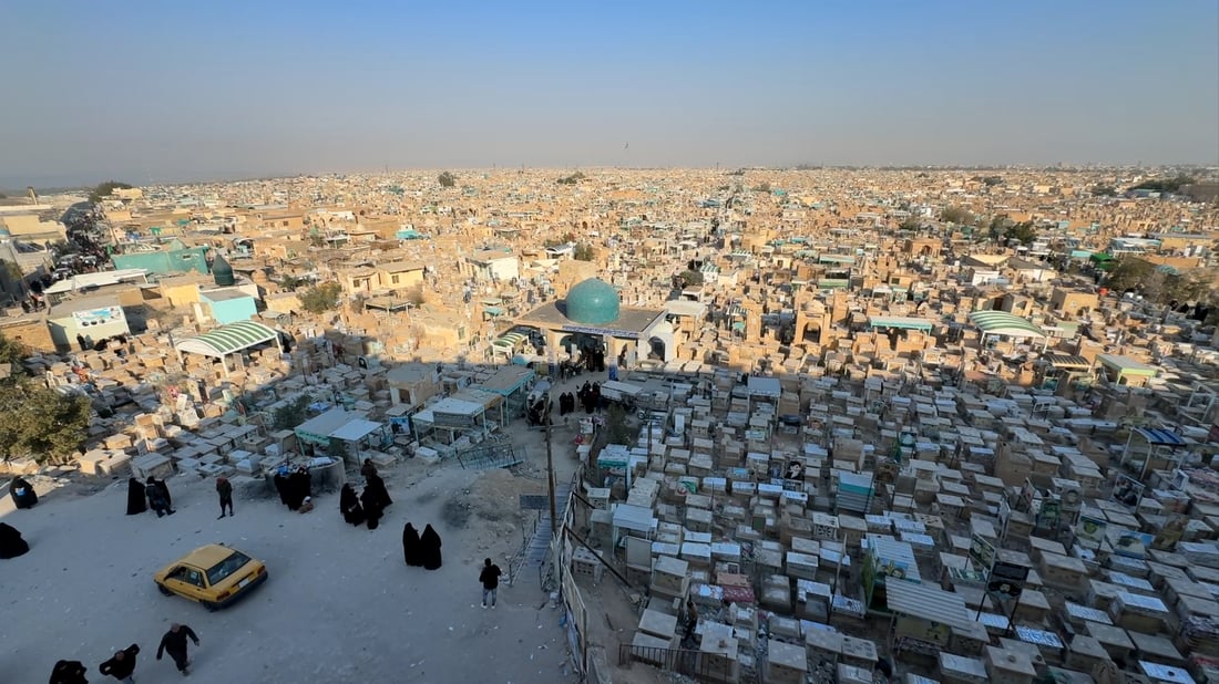 انفجار بين المقابر في النجف.. مخلف حربي وراء إصابة زائرين من ميسان