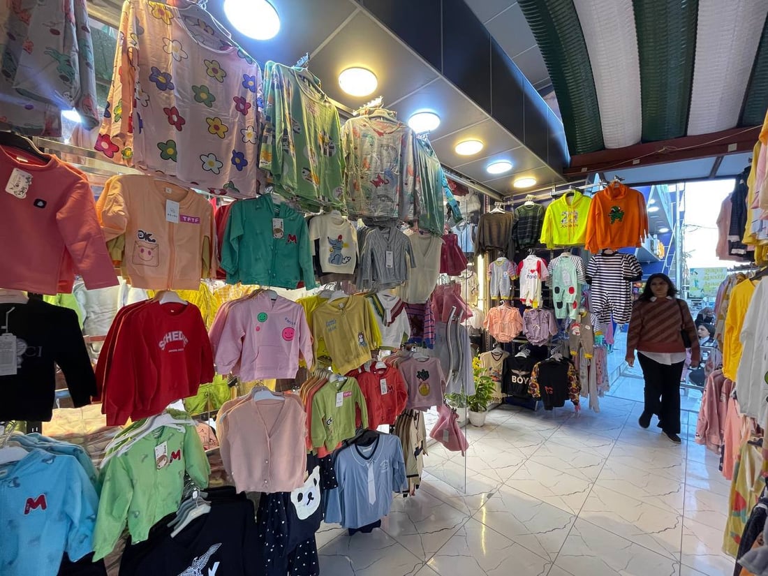 أطفال بعقوبة ضمنوا ملابس الشتاء القادم.. “الديسكاونت” يغير خطط السيدات (صور)