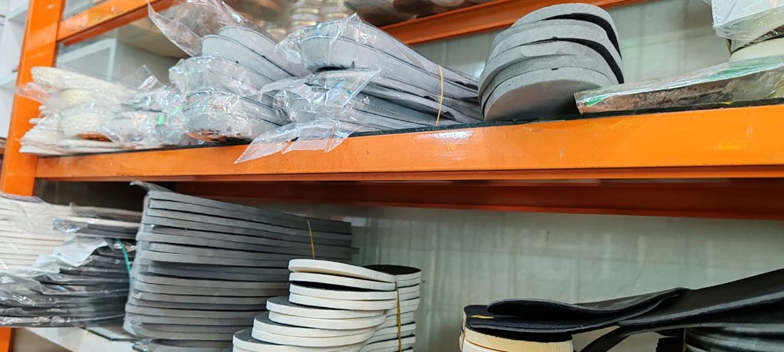 کۆنترین پینەدۆزى دوزخورماتوو بە قاچێکەوە کار دەکات