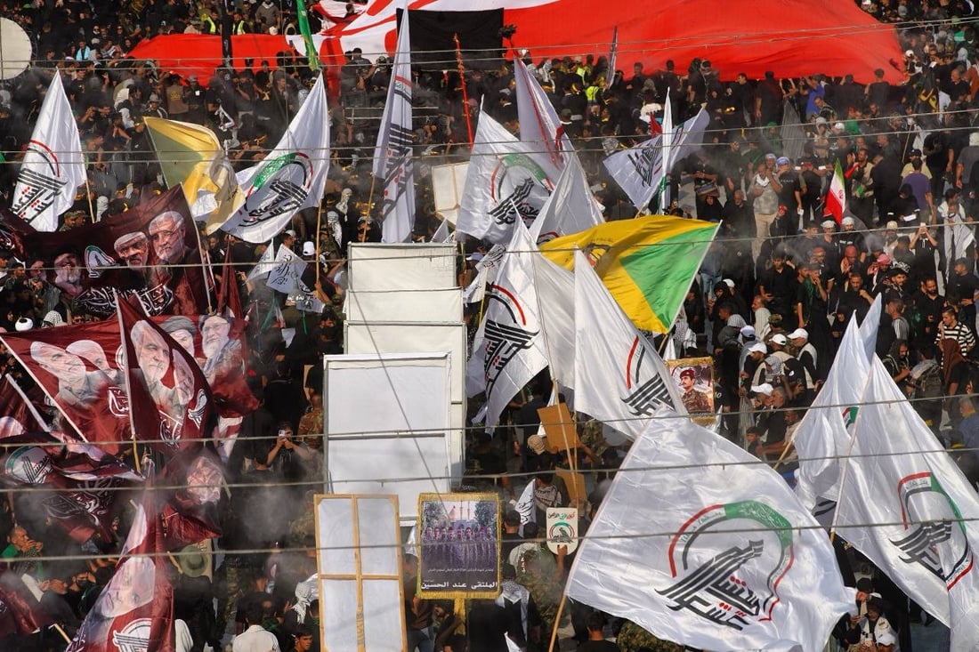 الحشد يرفع بوستر عملاق بين الحرمين: مثلي لا يبايع مثله (فيديو)