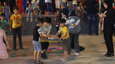 هشام الفنجان لا يسمح بالهواتف.. ألعاب “أوفلاين” للأطفال في متنزه الحرية (فيديو)