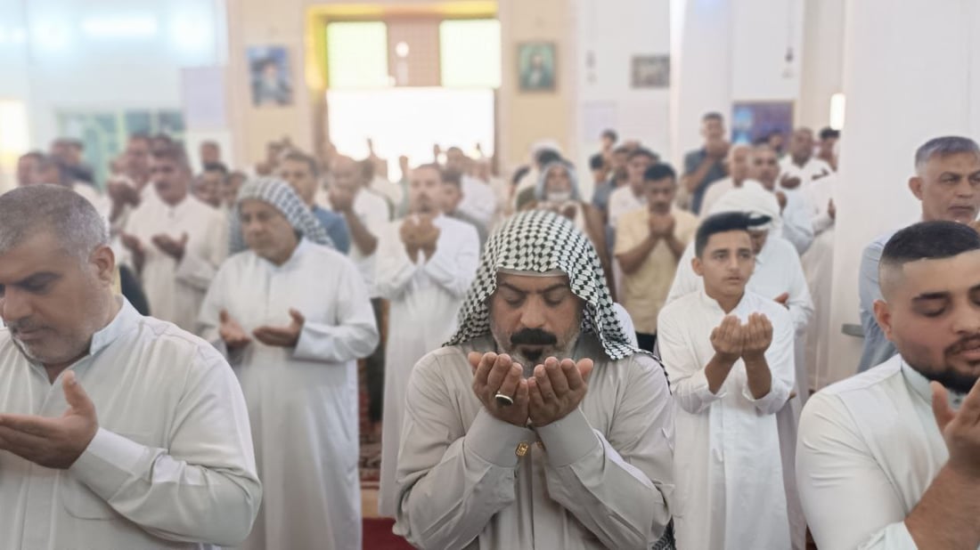 صور: العشرات في جامع الإمام علي في الفاو لأداء صلاة العيد