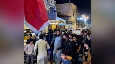 وفاة مواطن مصري تحبه الناصرية والعشائر تشيعه براياتها (فيديو)