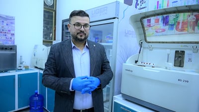 الحساب عند الله.. مختبر بغدادي يفحص مرضى السرطان والفشل الكلوي مجاناً