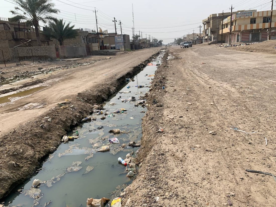 أبو غريب: مخلفات المجاري تحاصر أطفال “السكلات”.. والحلّ في “بوري 8 إنج” (صور)