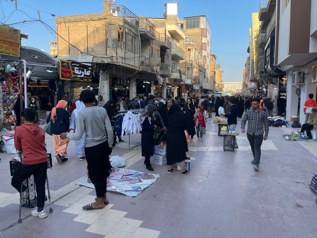 إنه أكثر مكان إثارة للمتاعب.. بلدية النجف في كر وفر مع بسطات شارع الصادق