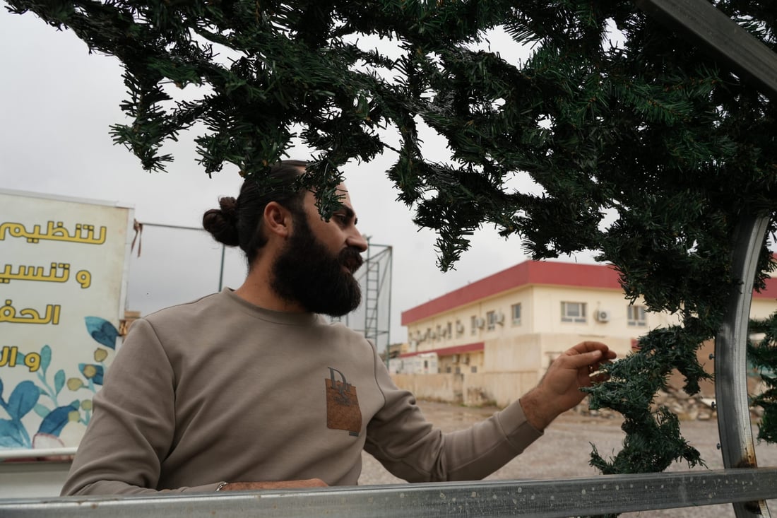صور: صانع “كوشات الأعراس” أضاء الحمدانية بشجرة “كرسمس” ارتفاعها 14 متراً