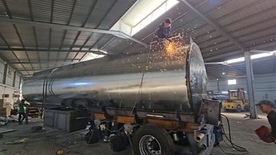 صهاريج عملاقة يصنعها العراقيون بأيديهم في باصخرة البعيدة (فيديو)